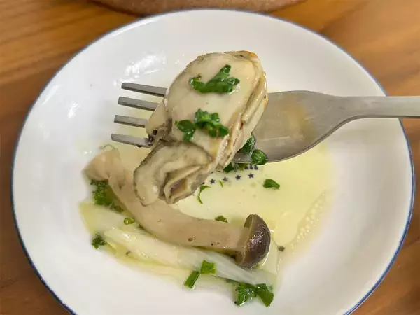 「【オイルで食感プリップリ♡】冷凍牡蠣を山盛り使って簡単「アヒージョ」作ってみた！隠し味はあの和風調味料♪」の画像
