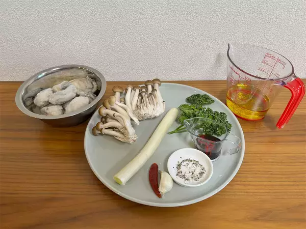 「【オイルで食感プリップリ♡】冷凍牡蠣を山盛り使って簡単「アヒージョ」作ってみた！隠し味はあの和風調味料♪」の画像