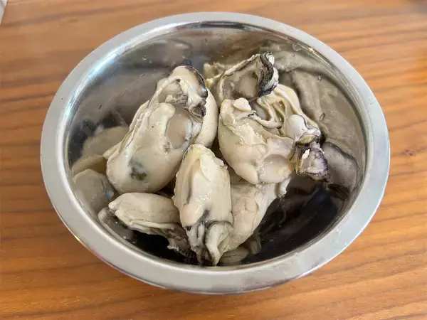 「【オイルで食感プリップリ♡】冷凍牡蠣を山盛り使って簡単「アヒージョ」作ってみた！隠し味はあの和風調味料♪」の画像