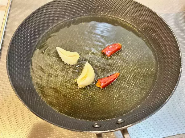 「【オイルで食感プリップリ♡】冷凍牡蠣を山盛り使って簡単「アヒージョ」作ってみた！隠し味はあの和風調味料♪」の画像