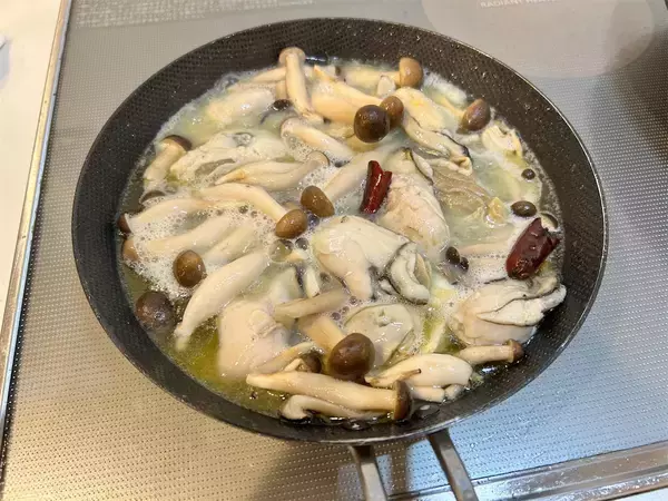 「【オイルで食感プリップリ♡】冷凍牡蠣を山盛り使って簡単「アヒージョ」作ってみた！隠し味はあの和風調味料♪」の画像