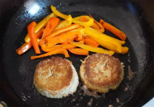 「「根元」が本命じゃ!?ってくらい旨い「えのきたけのステーキ」作ってみた♪シャキッ、コリッのW食感♡【農家直伝】」の画像