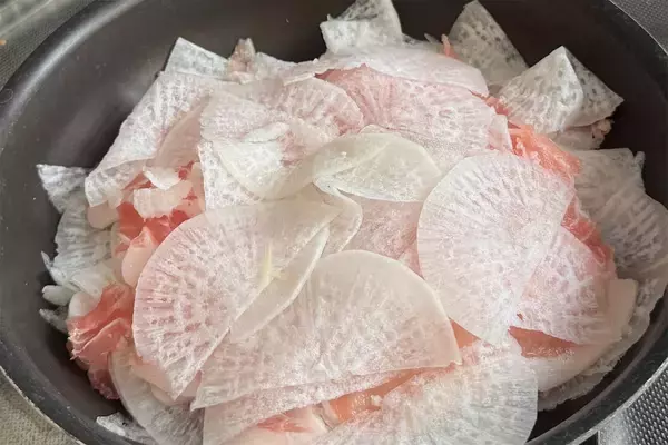 「【ペラッペラの大根としゃぶしゃぶ肉を重ねて重ねて…】蒸す！新しい食感と味のハーモニーを楽しんでみた！」の画像