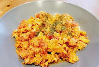 【リュウジがギリシャ料理】トマトのうま味爆発！とろっとろ卵の「ストラパッツァータ」に挑戦…ってスクランブルエッグね♪