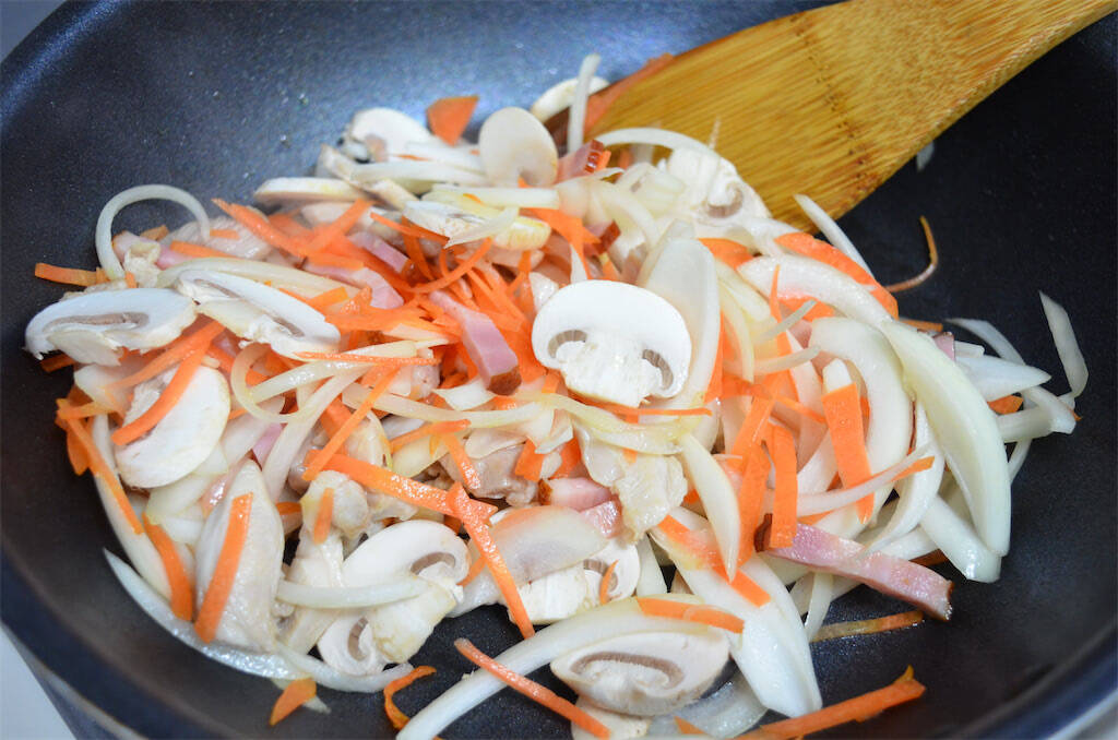 【新じゃがレシピ】自家製ホワイトソースが絡む～♪エビ・チキン・春野菜マシマシ「豪華グラタン」作ってみた！