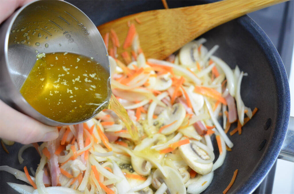 【新じゃがレシピ】自家製ホワイトソースが絡む～♪エビ・チキン・春野菜マシマシ「豪華グラタン」作ってみた！