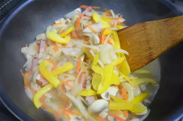 「【新じゃがレシピ】自家製ホワイトソースが絡む～♪エビ・チキン・春野菜マシマシ「豪華グラタン」作ってみた！」の画像