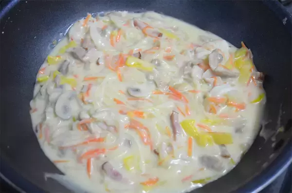 「【新じゃがレシピ】自家製ホワイトソースが絡む～♪エビ・チキン・春野菜マシマシ「豪華グラタン」作ってみた！」の画像