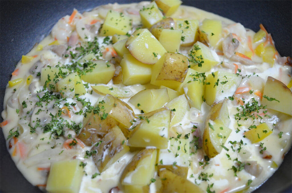 【新じゃがレシピ】自家製ホワイトソースが絡む～♪エビ・チキン・春野菜マシマシ「豪華グラタン」作ってみた！