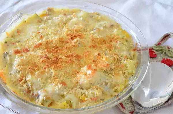 「【新じゃがレシピ】自家製ホワイトソースが絡む～♪エビ・チキン・春野菜マシマシ「豪華グラタン」作ってみた！」の画像