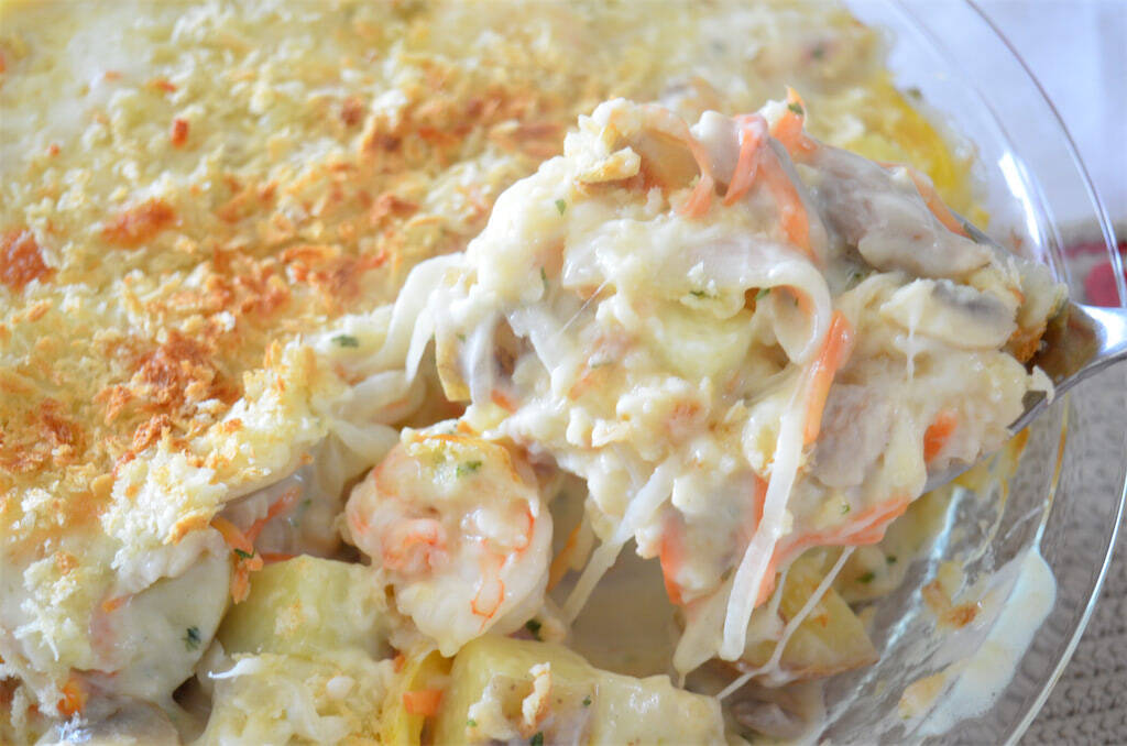 【新じゃがレシピ】自家製ホワイトソースが絡む～♪エビ・チキン・春野菜マシマシ「豪華グラタン」作ってみた！