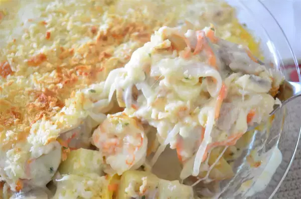 「【新じゃがレシピ】自家製ホワイトソースが絡む～♪エビ・チキン・春野菜マシマシ「豪華グラタン」作ってみた！」の画像