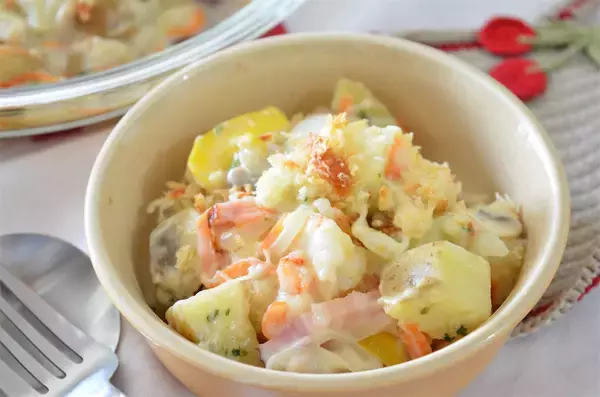 「【新じゃがレシピ】自家製ホワイトソースが絡む～♪エビ・チキン・春野菜マシマシ「豪華グラタン」作ってみた！」の画像