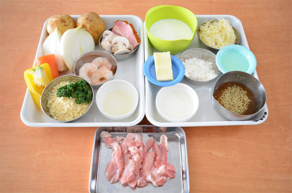 【新じゃがレシピ】自家製ホワイトソースが絡む～♪エビ・チキン・春野菜マシマシ「豪華グラタン」作ってみた！