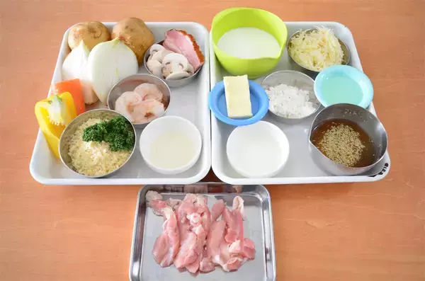 「【新じゃがレシピ】自家製ホワイトソースが絡む～♪エビ・チキン・春野菜マシマシ「豪華グラタン」作ってみた！」の画像