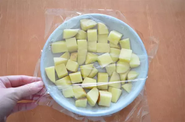 「【新じゃがレシピ】自家製ホワイトソースが絡む～♪エビ・チキン・春野菜マシマシ「豪華グラタン」作ってみた！」の画像