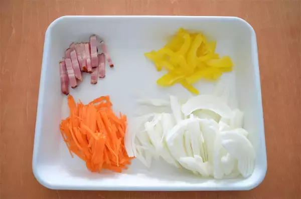 「【新じゃがレシピ】自家製ホワイトソースが絡む～♪エビ・チキン・春野菜マシマシ「豪華グラタン」作ってみた！」の画像