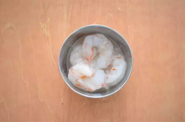 「【新じゃがレシピ】自家製ホワイトソースが絡む～♪エビ・チキン・春野菜マシマシ「豪華グラタン」作ってみた！」の画像