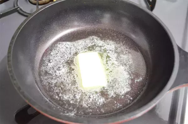 「【新じゃがレシピ】自家製ホワイトソースが絡む～♪エビ・チキン・春野菜マシマシ「豪華グラタン」作ってみた！」の画像