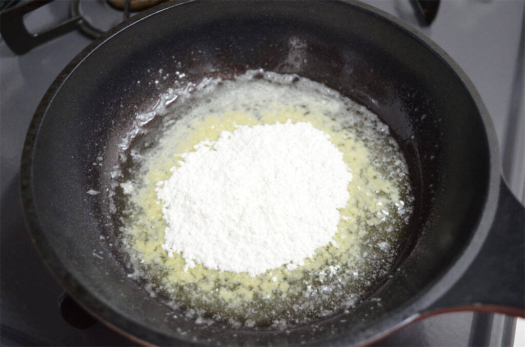 【新じゃがレシピ】自家製ホワイトソースが絡む～♪エビ・チキン・春野菜マシマシ「豪華グラタン」作ってみた！