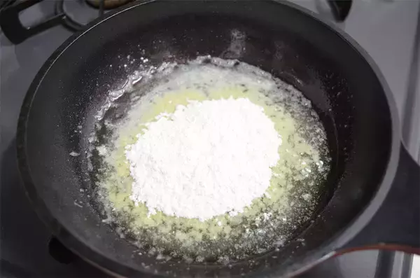 「【新じゃがレシピ】自家製ホワイトソースが絡む～♪エビ・チキン・春野菜マシマシ「豪華グラタン」作ってみた！」の画像