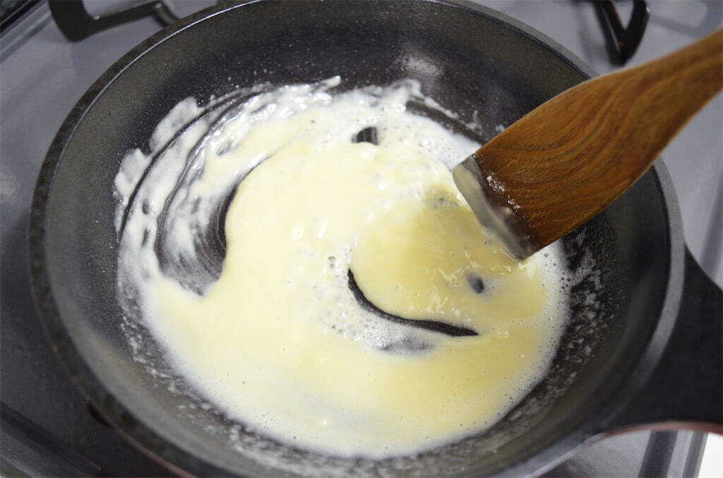 【新じゃがレシピ】自家製ホワイトソースが絡む～♪エビ・チキン・春野菜マシマシ「豪華グラタン」作ってみた！