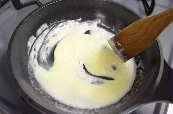 「【新じゃがレシピ】自家製ホワイトソースが絡む～♪エビ・チキン・春野菜マシマシ「豪華グラタン」作ってみた！」の画像