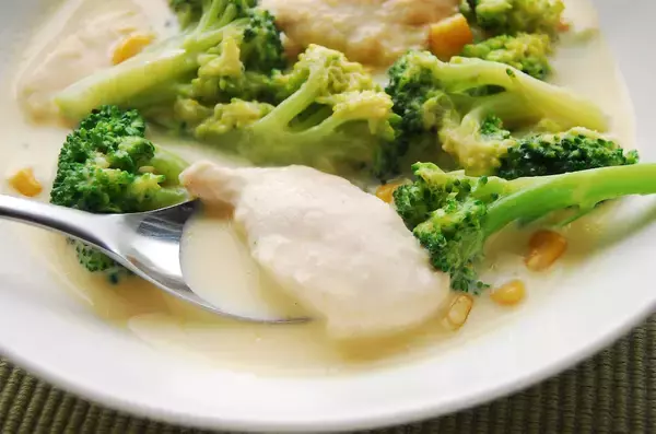 「【ブルッと寒気を感じたらコレ】「鶏むね肉のコーンクリーム煮」であったまってみた！とろとろでお肉やわらか♡」の画像