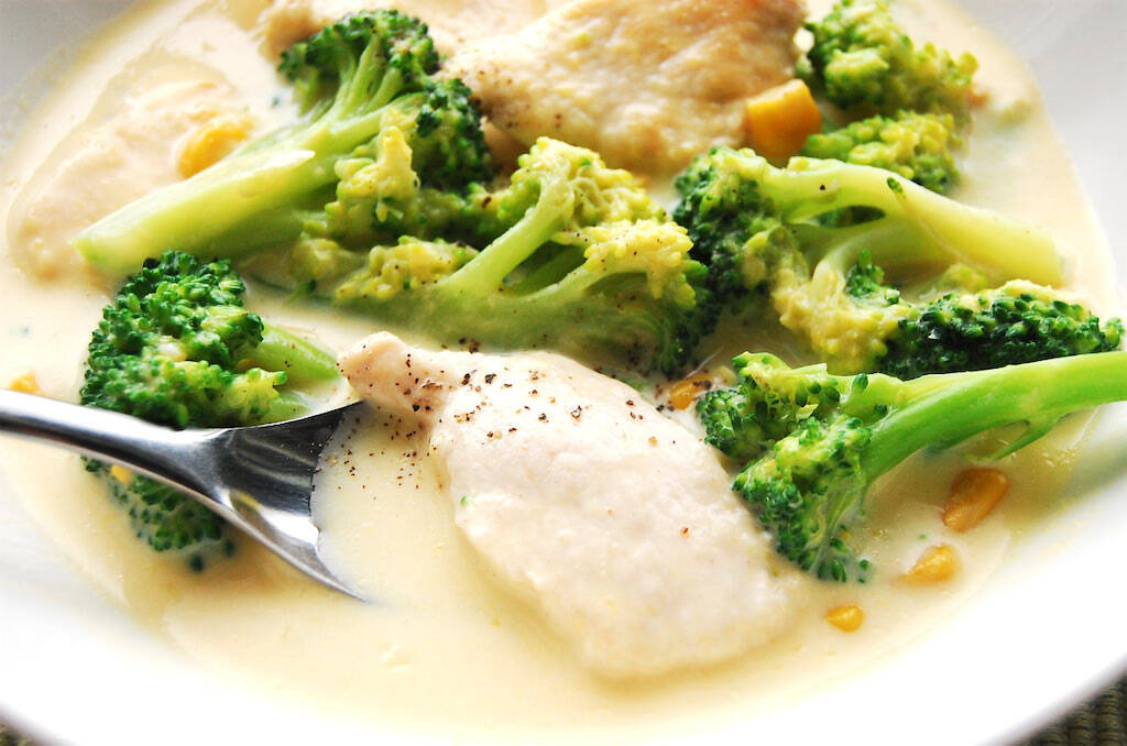 【ブルッと寒気を感じたらコレ】「鶏むね肉のコーンクリーム煮」であったまってみた！とろとろでお肉やわらか♡