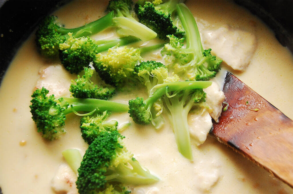 【ブルッと寒気を感じたらコレ】「鶏むね肉のコーンクリーム煮」であったまってみた！とろとろでお肉やわらか♡