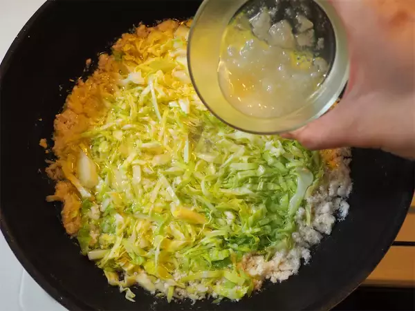 「【シェフ三國の簡単レシピ】塩麹使いがキモ♪キャベツたっぷり「冬キャベツの食べるスープ」は優しい味♡」の画像