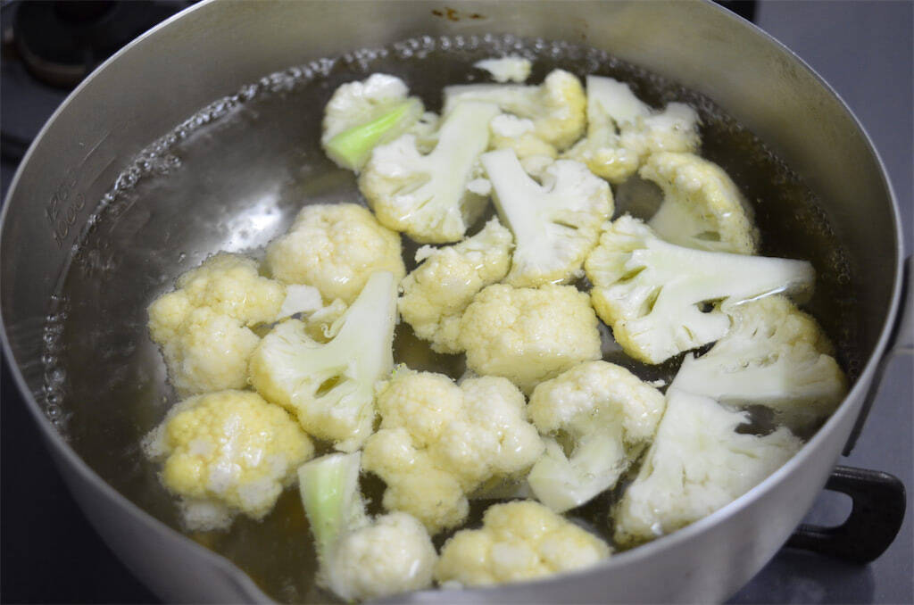 【カリフラワー×サバ缶】カリッとトーストする「カリフラワーのチーズ焼き」作ってみた！サバがアンチョビ風♡