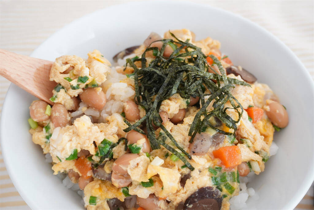 【肉なしでも大満足！】フジッコの「おまめさん」で爆速卵とじ丼作ってみた♪煮汁が甘辛でコスパ最強♡