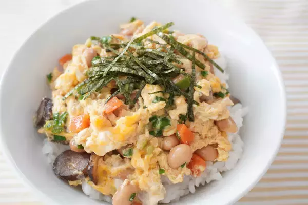 「【肉なしでも大満足！】フジッコの「おまめさん」で爆速卵とじ丼作ってみた♪煮汁が甘辛でコスパ最強♡」の画像