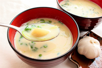 【にんにくinみそ汁】粒のまま放り込め！「丸ごとニンニクの豆乳みそ汁」作ってみた！お、味噌ラーメン風!?