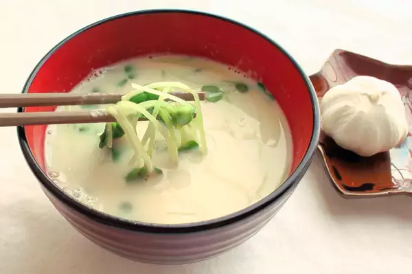 「【にんにくinみそ汁】粒のまま放り込め！「丸ごとニンニクの豆乳みそ汁」作ってみた！お、味噌ラーメン風!?」の画像