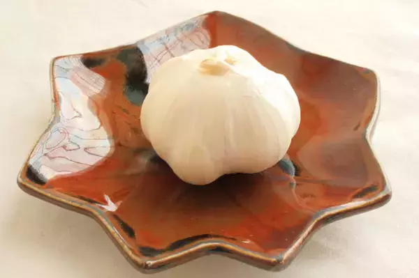 「【にんにくinみそ汁】粒のまま放り込め！「丸ごとニンニクの豆乳みそ汁」作ってみた！お、味噌ラーメン風!?」の画像