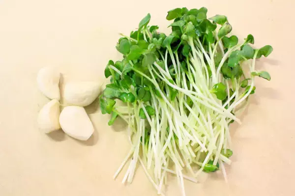 「【にんにくinみそ汁】粒のまま放り込め！「丸ごとニンニクの豆乳みそ汁」作ってみた！お、味噌ラーメン風!?」の画像