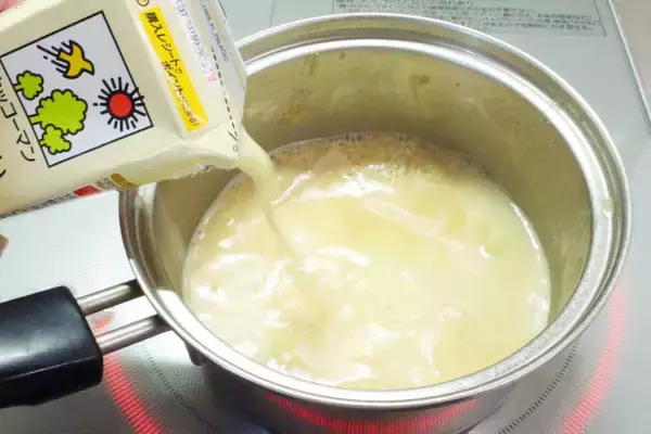 「【にんにくinみそ汁】粒のまま放り込め！「丸ごとニンニクの豆乳みそ汁」作ってみた！お、味噌ラーメン風!?」の画像