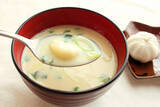 「【にんにくinみそ汁】粒のまま放り込め！「丸ごとニンニクの豆乳みそ汁」作ってみた！お、味噌ラーメン風!?」の画像9