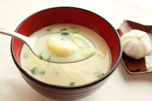 「【にんにくinみそ汁】粒のまま放り込め！「丸ごとニンニクの豆乳みそ汁」作ってみた！お、味噌ラーメン風!?」の画像