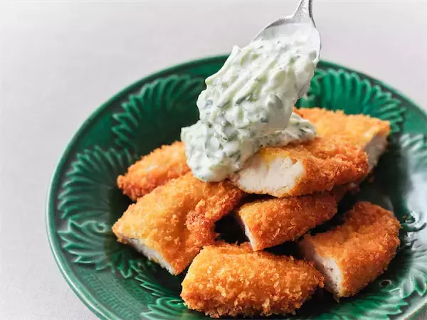【揚げ物にヨーグルトかけるの？】ささみフライが「ザジキ風ソース」で超さっぱりに♪コク旨の秘訣はチーズ衣！