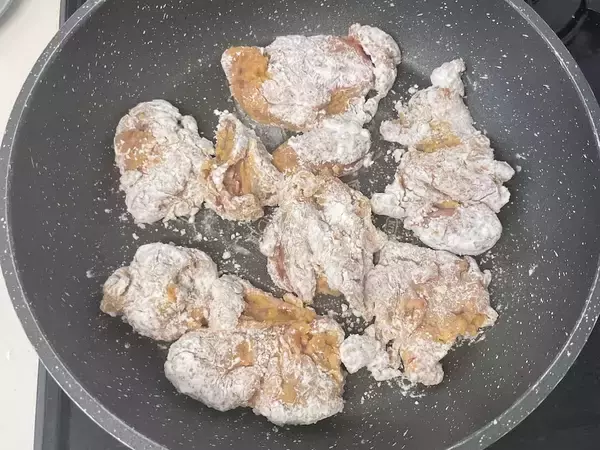 「【リュウジレシピ】罪悪感も“油”もゼロ！一滴も使わずサクサク食感な「夢の痩せ唐揚げ」作ってみた！」の画像