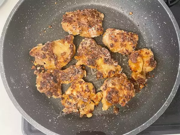 「【リュウジレシピ】罪悪感も“油”もゼロ！一滴も使わずサクサク食感な「夢の痩せ唐揚げ」作ってみた！」の画像