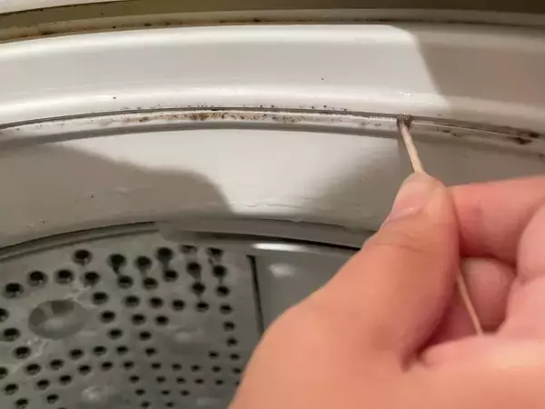 「年末だから100均グッズで【家中の隙間・溝】をせっせとお掃除！タイトな隙間でも使える掃除グッズ４選」の画像