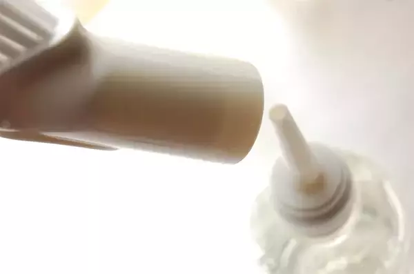 「年末だから100均グッズで【家中の隙間・溝】をせっせとお掃除！タイトな隙間でも使える掃除グッズ４選」の画像