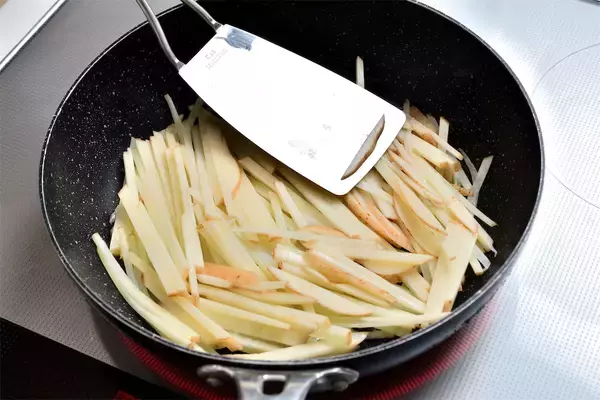 「【どう転んでもウマい！】春限定「新じゃがいものチーズ焼き」作ってみて！刻んで焼くだけ♪【青髪のテツ】」の画像