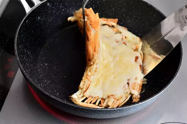 「【どう転んでもウマい！】春限定「新じゃがいものチーズ焼き」作ってみて！刻んで焼くだけ♪【青髪のテツ】」の画像