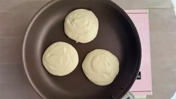 「【センスも技術も不要】フライパンで焼く「米粉のネイキッドケーキ」でクリスマスを楽しも♡【元パティシエ直伝】」の画像