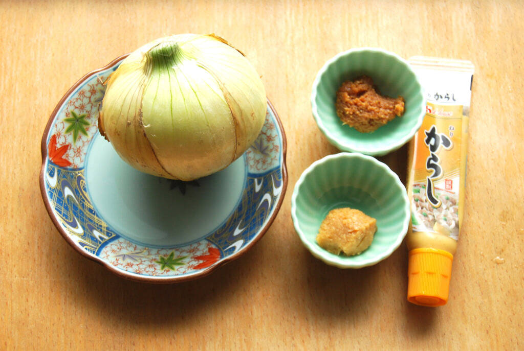 【魅惑のカラシつぅーーん！】だし不要なほど濃厚旨み「新玉ねぎのみそ汁」作ってみた！これハマるわ～♪
